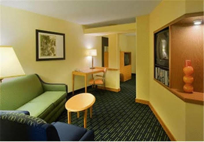 Fairfield Inn And Suites By Marriott Emporia I-95 Exterior photo
